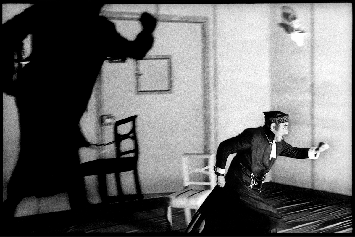 Nandor Tomory (Bartolo) in "Der Barbier von Sevilla" (Gioachino Rossini), Theaterfotografie von 1996