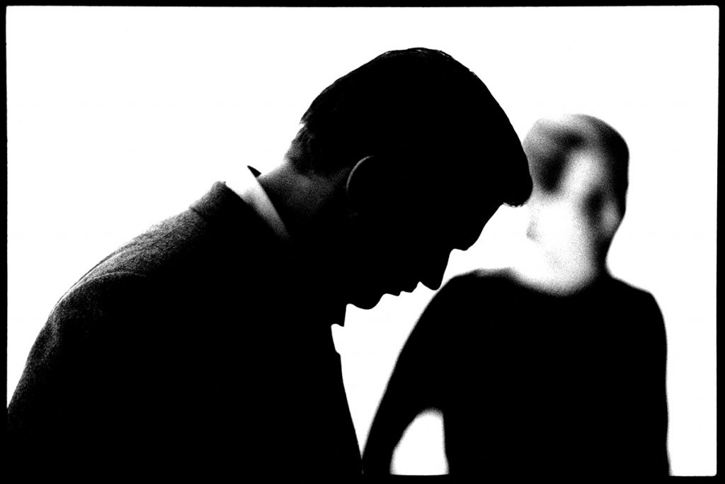 Aufnahme mit einer Leica M3, einer Kamera ohne jede Automatik (die hat nicht mal einen Belichtungsmesser), fotografiert auf hochempfindlichen SW-Film (ISO 3200) und ausgearbeitet auf 40 x 60cm großes Barytpapier