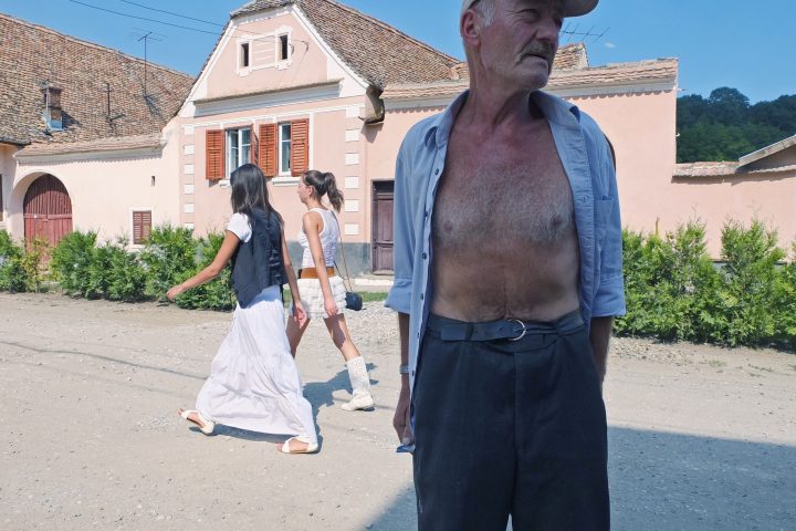 Die meisten deutschstämmigen Bewohner des Ortes leben im Altersheim des evangelischen Diakonievereins Mediasch. Sie sind in zwei ehemals sächsischen Höfen untergebracht.
