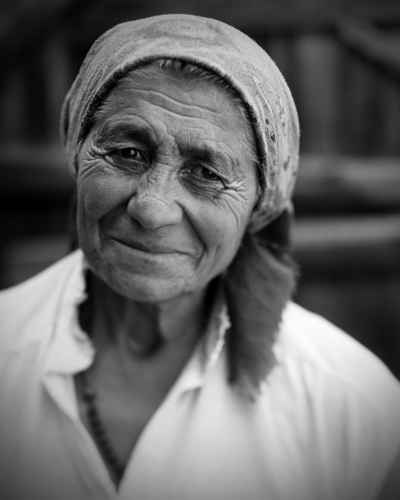 Bei einem klassischen Portrait stellt man auf die Augen scharf (hier wurde der Effekt durch verschwenken der Objektivstandarte einer Laufbodenkamera noch verstärkt)