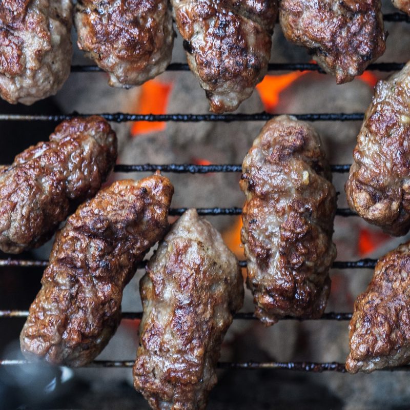 Mititei auf dem Grill