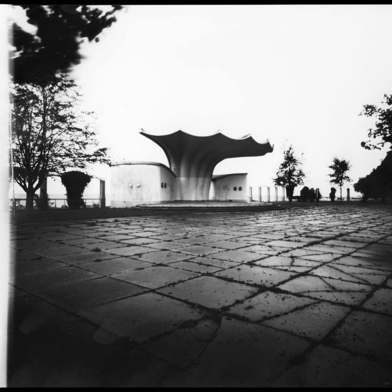 Sassnitz, Orchesterpavillon von Ulrich Müther (aus Versehen den Schieber nach der Belichtung nochmals ein Stück aus der Kassette gezogen)