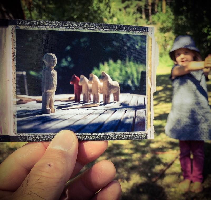 So ein Besuch bei Michel, bzw. Emil Svenson in Lönneberga wirft natürlich viele Fragen auf - z.B., ob es denn tatsächlich möglich sein sollte, Männchen aus Holz zu schnitzen (fragt sich Jolante)...