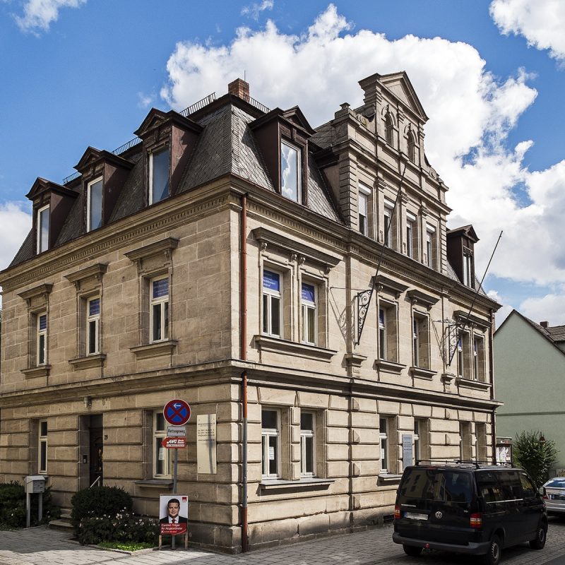 Die ehemalige Fabrikantenvilla - ein Sandsteinquaderbau im Stil der sog. Neurenaissance