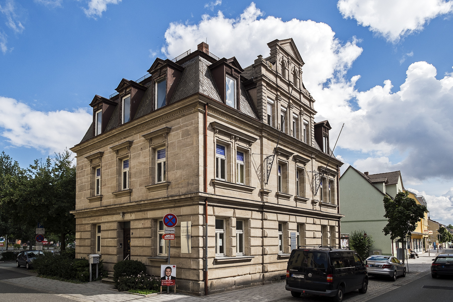 Die ehemalige Fabrikantenvilla - ein Sandsteinquaderbau im Stil der sog. Neurenaissance