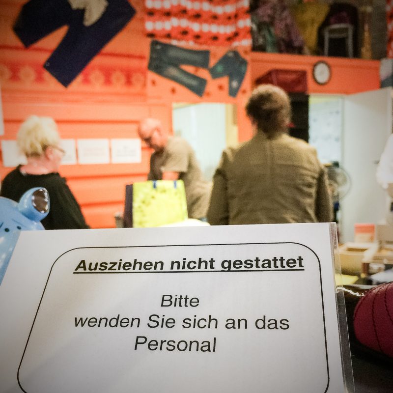 Potentielle Nudisten wenden sich an das Personal