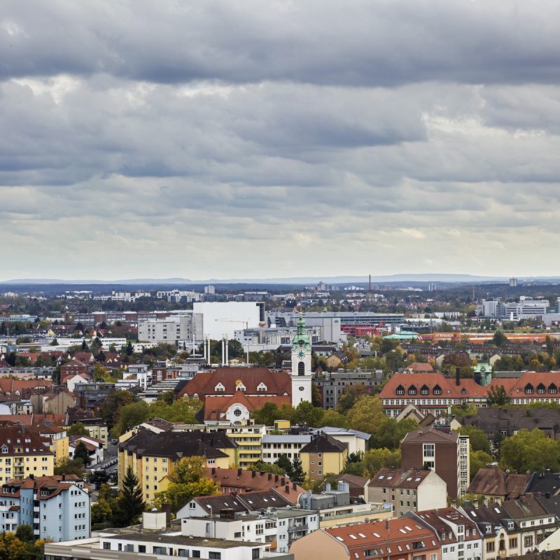 Es dreht sich gegen den Uhrzeigersinn (?) weiter zu St. Heinrich und dem Hardenberg - Gymnasium