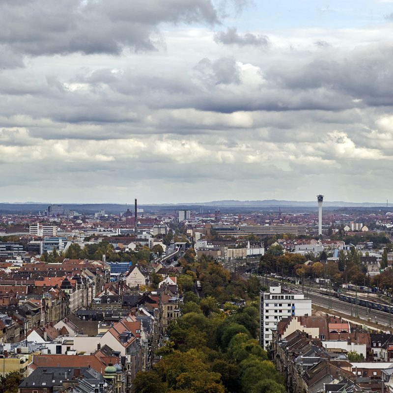 Über Hornschuchpromenade und Eisenbahn sieht man nach Nürnberg.