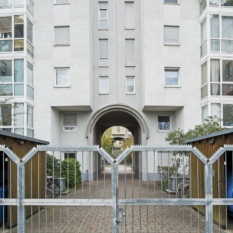 Postmoderne Bebauung an der Dr.-Mack-Straße - Durchgang zur Lange Straße