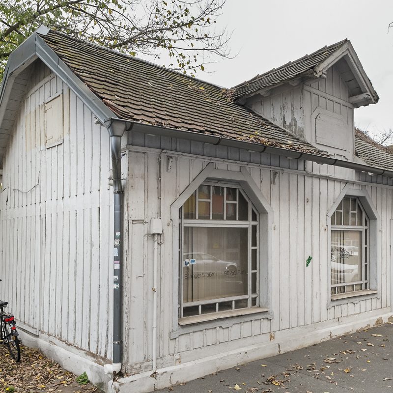 Holzhäuschen in der Friedenstraße - wir fürchten seit Jahren um den Erhalt. Wahrscheinlich über 100 Jahre alt, erinnert es ein wenig an die Altstadt von Rauma (Finnland) und Holzhäuser des nordischen Klassizismus.