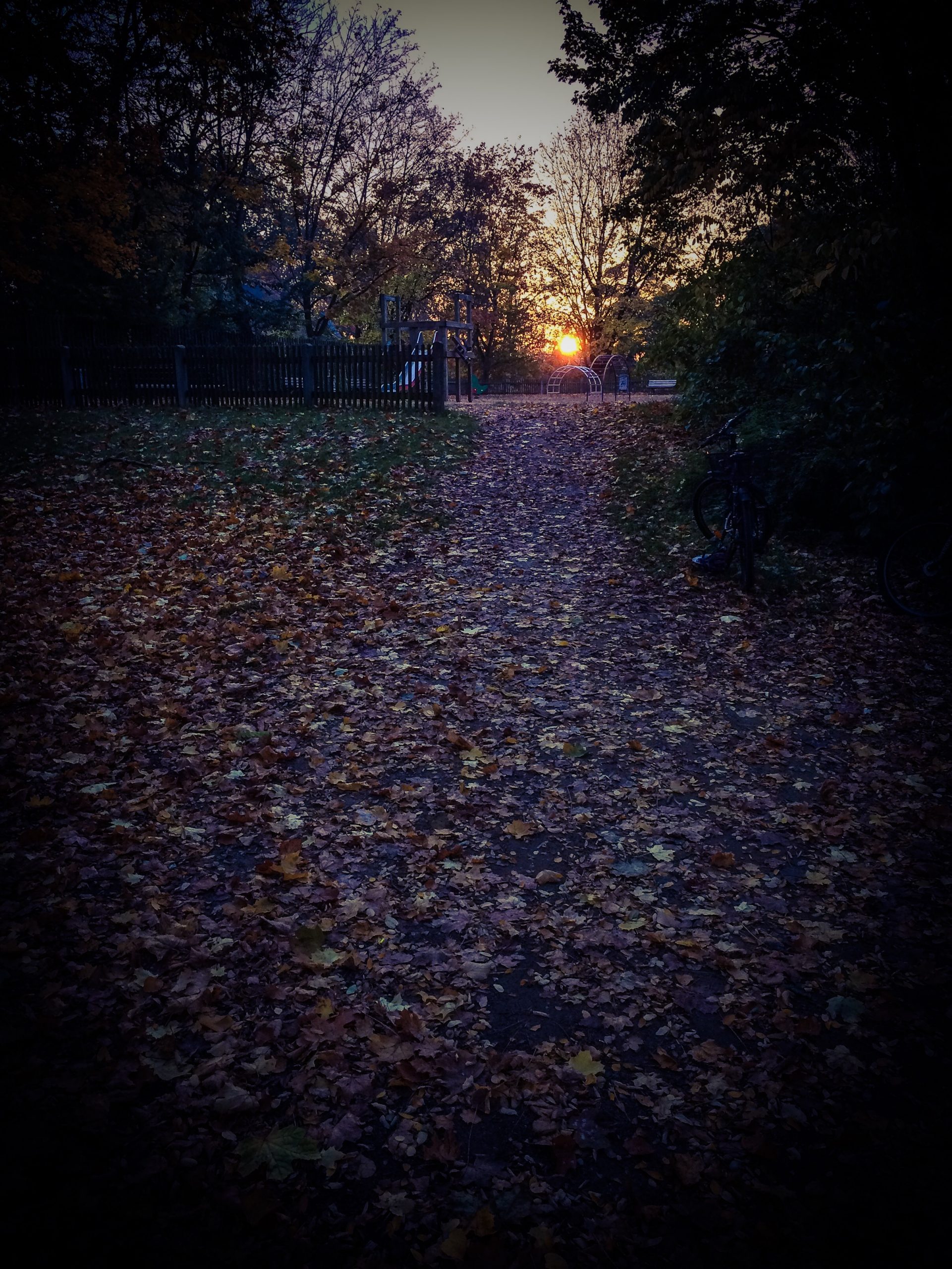 Sonnenaufgang über dem Spielplatz an der Otto-Seeling-Promenade