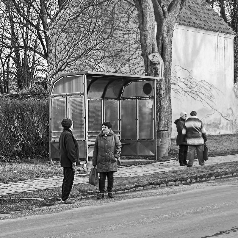 Bushaltestelle in Bechyně mit originalen vintage Omis aus Südböhmen