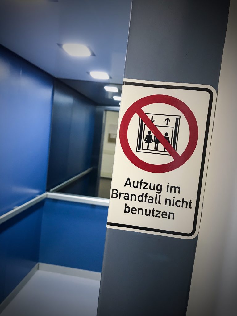 einbeinige Frauen und kopflose Männer
