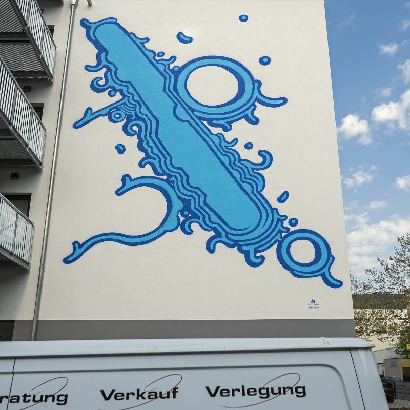 "Viva Con Agua" ist die Wanddekoration betitelt - passt super zur Gebhardtstraße und der vom Wasser geprägten Umgebung...
