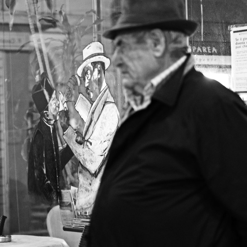 Don Camillo und Peppone (man glaubt die Figuren in den Gesichtern der Einwohner zu erkennen)