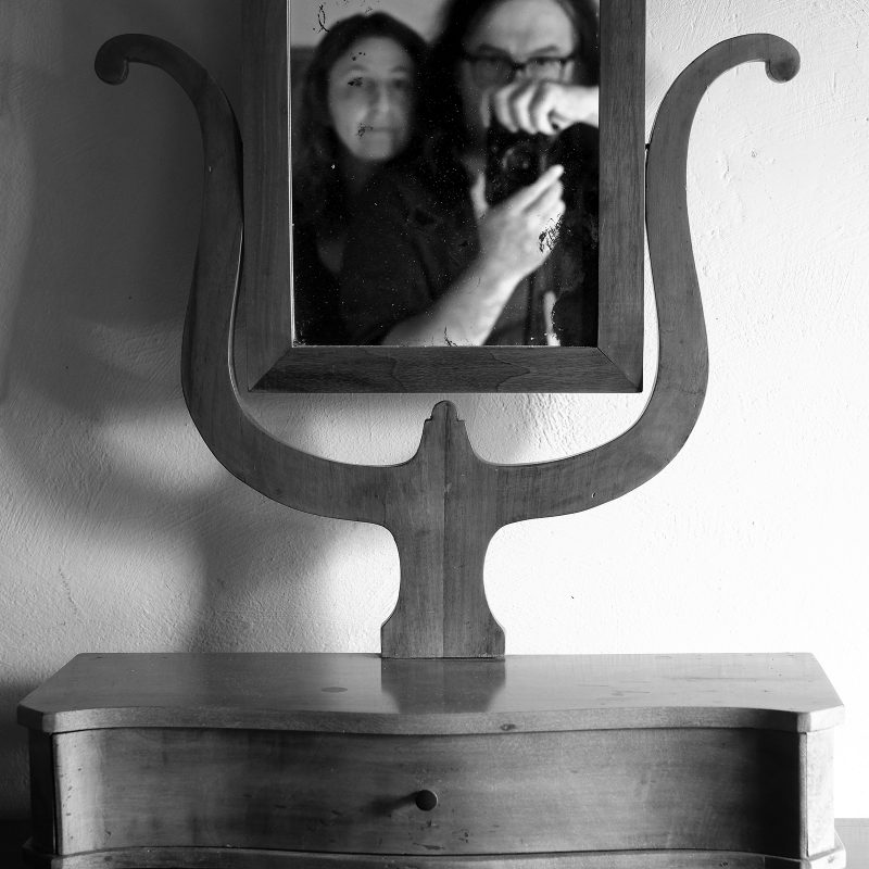 Der lyrenförmige Spiegel im Schlafzimmer...