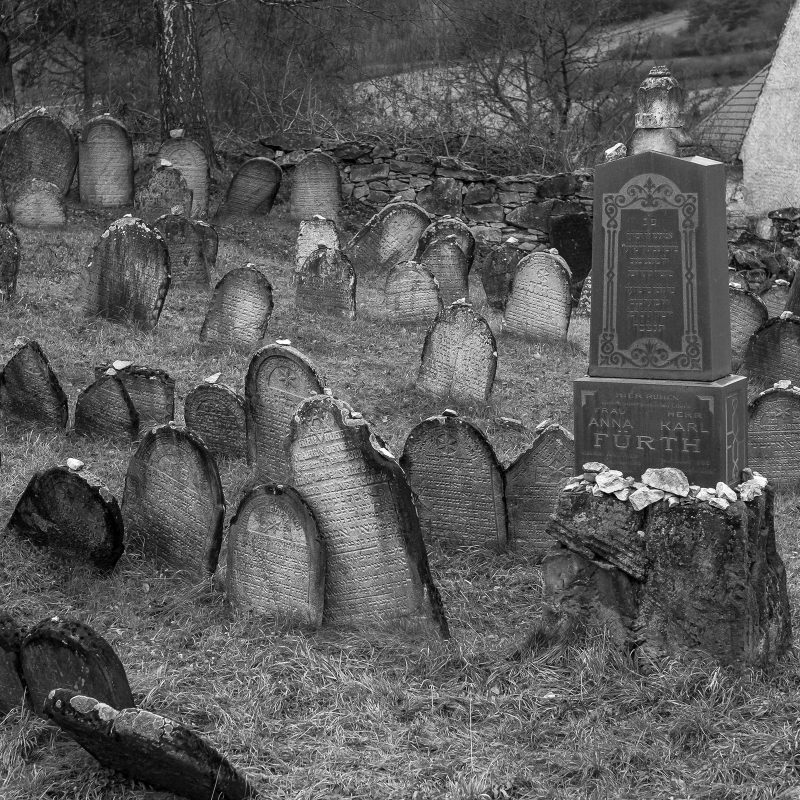 Jüdischer Friedhof in Rabí (deutsch Rabi), rechts die Grabstelle der Familie Fürth