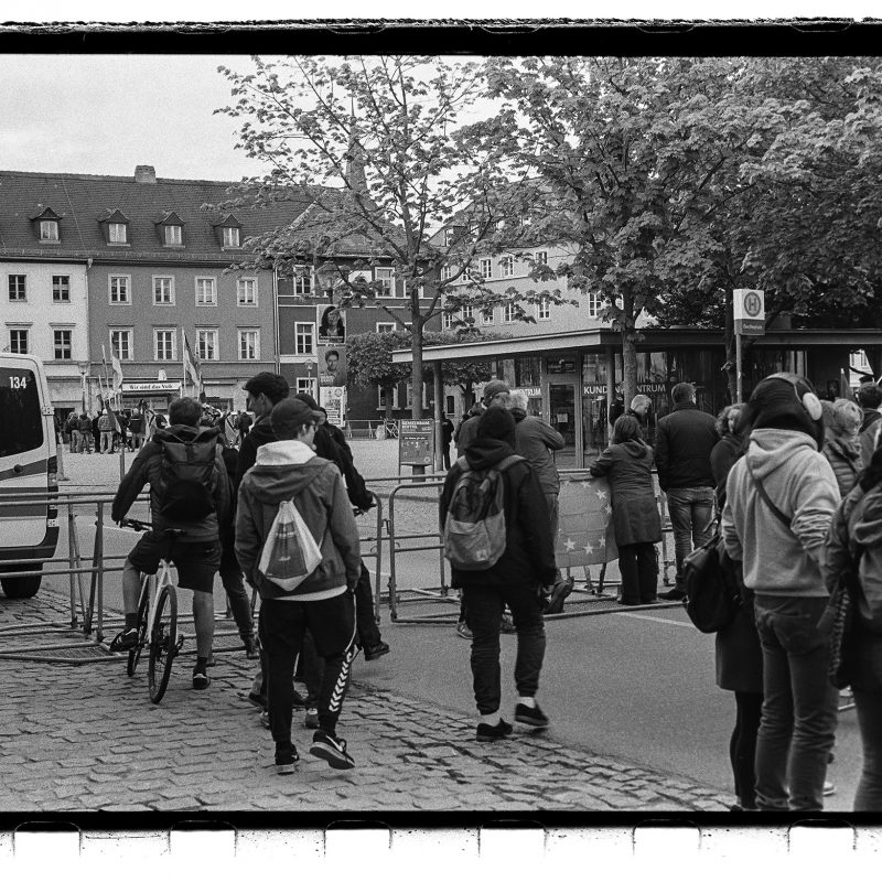 Das Volk (ganz hinten)