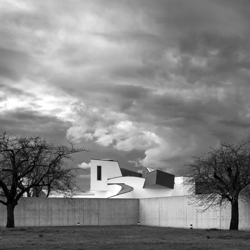 Weil am Rhein, Vitra Campus, Vordergrund: Konferenzpavillon - Tadao Ando / Hintergrund: Vitra Design Museum - Frank Gehry
