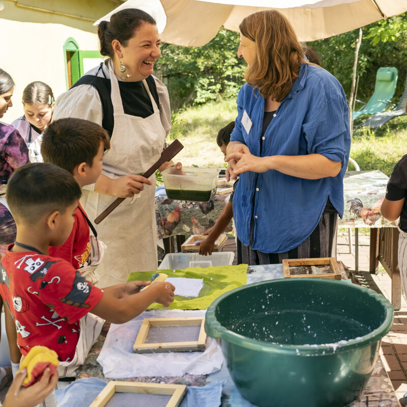 Alexandra Mihailciuc und Almut Sauer beim Papierschöpfen mit Kindern aus Reichesdorf (Richiș)