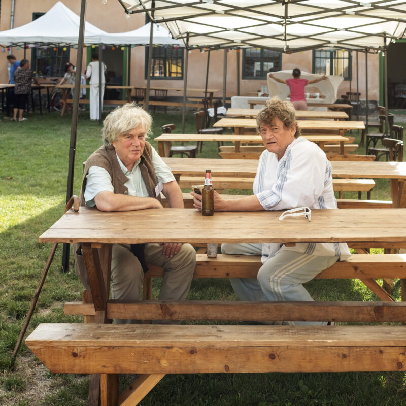 Der britische Botaniker Dr. John Akeroyd (links) mit einem Festivalgast im Hof des Gemeindesaals von Reichesdorf (Richiș)
