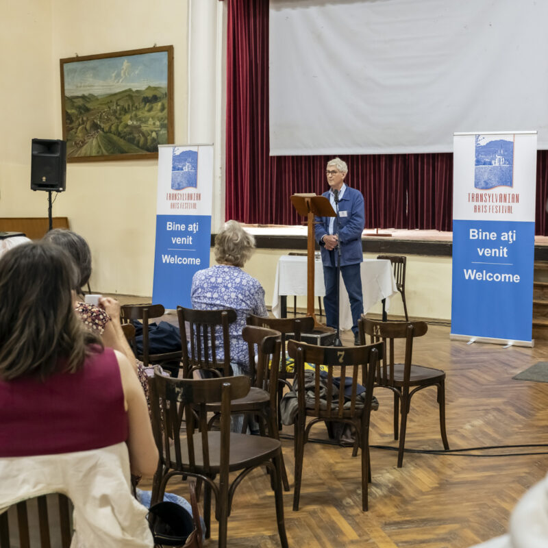 Der britische Autor und ehemalige BBC-Radiomoderator Tony Scotland spricht beim Transylvanian Arts Festival über seine Erlebnisse in Osteuropa zur Zeit des Zusammenbruchs des Kommunismus.