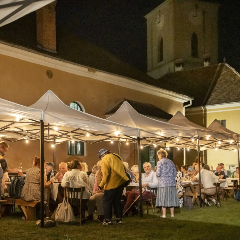 Abendessen am 5. September 2026 im Hof der Kirchenburg von Reichesdorf (Richiș)