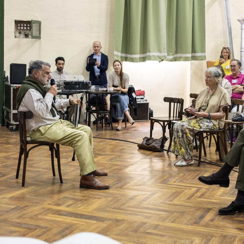 Ein Festivalgast berichtet im Gemeindesaal von Reichesdorf über seine persönlichen Erinnerungen an die Emigration aus Rumänien.