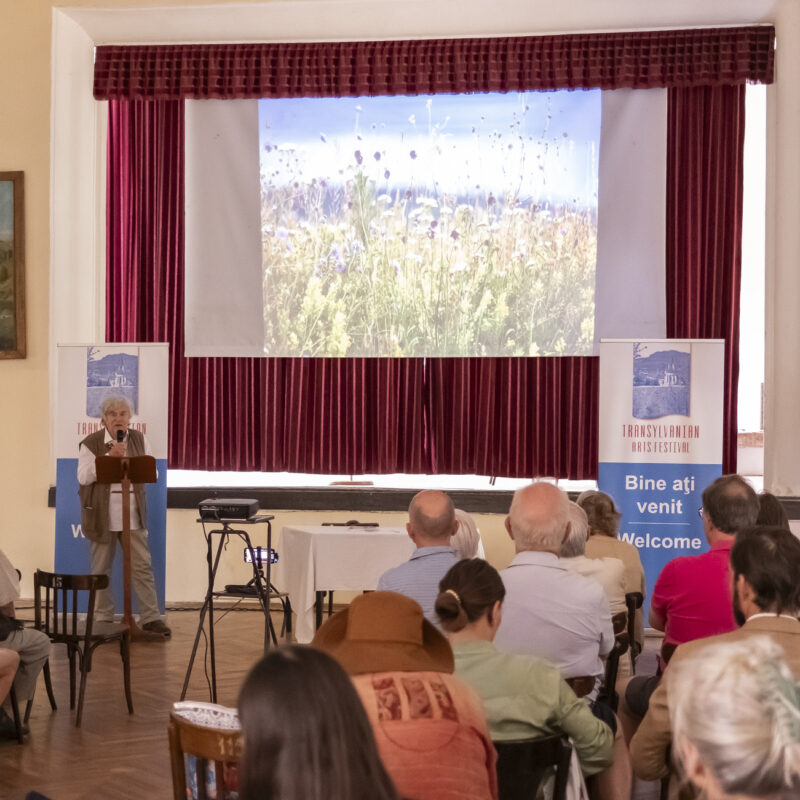 Der britische Botaniker Dr. John Akeroyd spricht beim Transylvanian Arts Festival 2026 über die Wildblumen Siebenbürgens und die botanische Vielfalt Rumäniens.