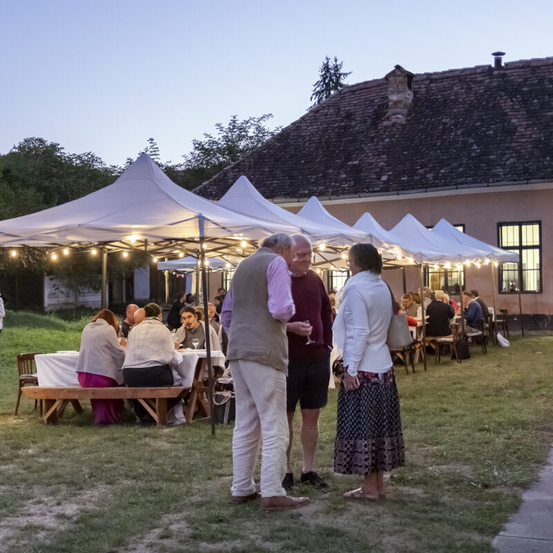 Abschlussabend des Transylvanian Arts Festival am 6. September 2026 im Hof des Gemeindesaals in Reichesdorf (Richiș)